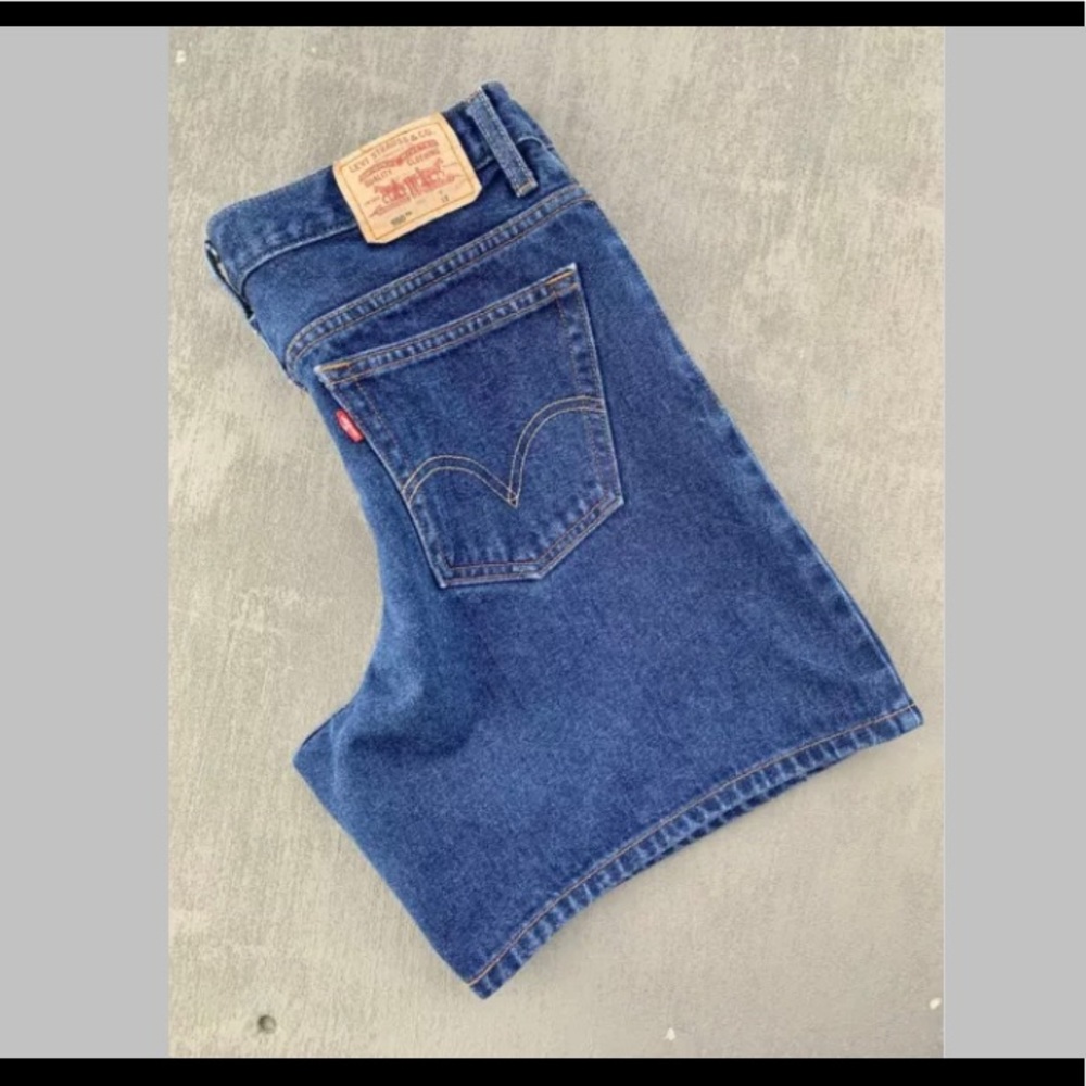 High-rise Levi’s 550 Dark Washed Blue Jean Shorts